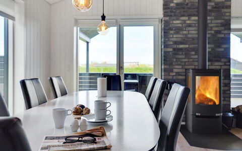 Øthbiorn - 1.1Km from the Sea: Möbel, Interior Design, Flooring, Holz, Fussboden, Beleuchtung, Tabelle, Stuhl, Wohnzimmer, Zuhause