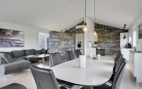 Øthbiorn - 1.1Km from the Sea: Zuhause, Haus, Decke, Interior Design, Flooring, Wohnzimmer, Couch, Hütte, Light Fixture