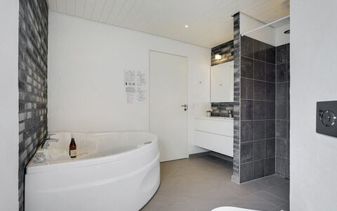 Øthbiorn - 1.1Km from the Sea: Flooring, Armatur, Badezimmer, Fussboden, Interior Design, Decke, Installation, Zapfhahn, Badewanne, Verbundwerkstoff