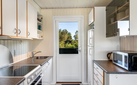 Matis - 650M from the Sea: Holz, Flooring, Major Appliance, Fussboden, Interior Design, Küche, Zuhause, Countertop, Küchengerät, Decke
