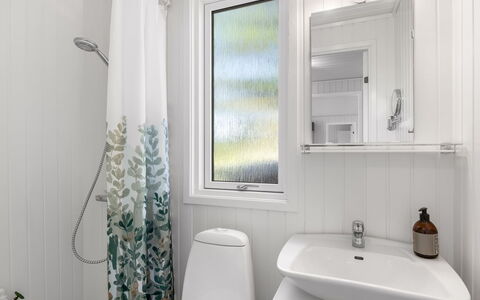 Matis - 650M from the Sea: Armatur, Interior Design, Flooring, Badezimmer, Sinken, Zapfhahn, Fussboden, Installation, Vorhang, Bad Sink