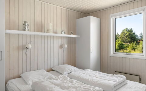 Matis - 650M from the Sea: Schlafzimmer, Bett, Holz, Interior Design, Bettdecke, Flooring, Bedding, Fussboden, Decke, Möbel