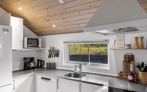 Federica - 500M from the Sea: Holz, Decke, Interior Design, Küche, Countertop, Light Fixture, Beleuchtung, Zuhause, Küchengerät, Haushaltsgerät