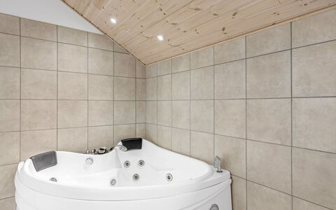 Federica - 500M from the Sea: Armatur, Flooring, Interior Design, Fussboden, Badewanne, Decke, Zimmer, Installation, Badezimmer