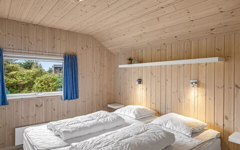 Federica - 500M from the Sea: Schlafzimmer, Holz, Bett, Interior Design, Bettdecke, Decke, Bedding, Bettrahmen, Fussboden, Möbel