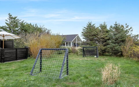 Federica - 500M from the Sea: Grundstueck, Rasen, Garten, Hinterhof, Gittergewebe, Netz, Weide, Schatten, Garten
