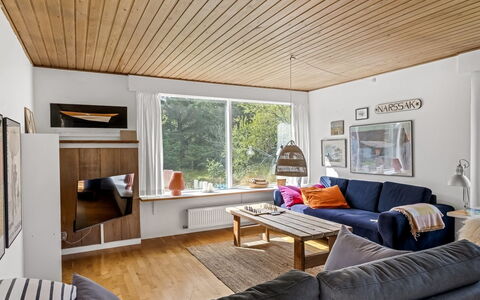 Matilda - 375M from the Sea: Möbel, Interior Design, Flooring, Wand, Fussboden, Couch, Holz, Decke, Wohnzimmer, Holzboden
