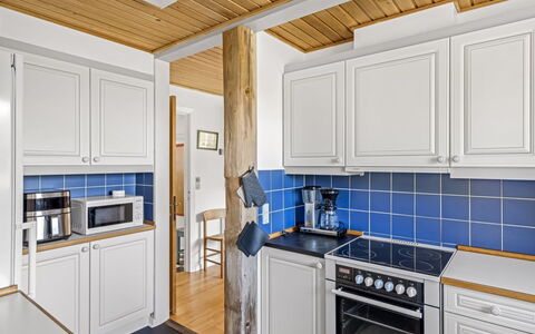 Matilda - 375M from the Sea: Küche, Flooring, Interior Design, Countertop, Holz, Küchengerät, Major Appliance, Decke, Cabinetry, Fussboden