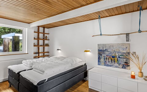 Matilda - 375M from the Sea: Interior Design, Holz, Decke, Flooring, Möbel, Schlafzimmer, Fussboden, Bett, Beleuchtung, Zimmer