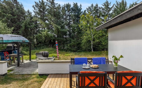 Matilda - 375M from the Sea: Möbel, Tabelle, Gartenmöbel, Hütte, Stuhl, Zuhause, Tisch Im Freien, Tür, Schatten, Veranda