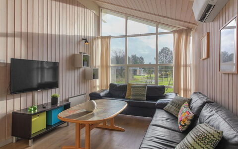 Panu - 600M from the Sea: Interior Design, Decke, Couch, Flooring, Möbel, Wohnzimmer, Fussboden, Zimmer, Zuhause