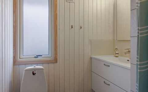 Panu - 600M from the Sea: Wand, Armatur, Badezimmer, Holz, Flooring, Interior Design, Toilleten Sitz, Fussboden, Bad Sink, Toilette