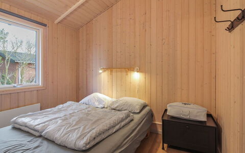 Panu - 600M from the Sea: Holz, Decke, Interior Design, Schlafzimmer, Fussboden, Zimmer, Flooring, Zuhause, Bett, Holzbeize