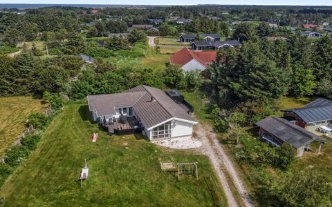 Panu - 600M from the Sea: Wohngebiet, Haus, Zuhause, Dach, Landschaft, Grundstueck, Menschliche Siedlung, Vorort, Einfach, Estate
