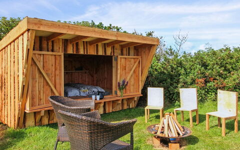 Tetta - 800M from the Sea: Möbel, Interior Design, Stuhl, Flooring, Tabelle, Resort, Fussboden, Decke, Zimmer, Eco Hotel