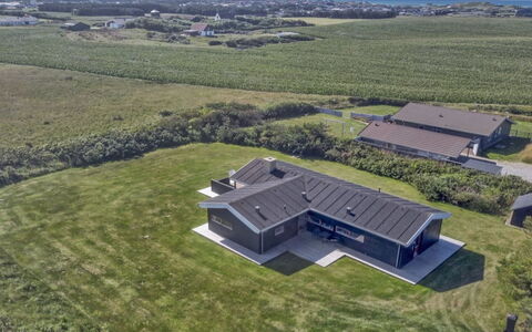 Tetta - 800M from the Sea: Möbel, Interior Design, Stuhl, Flooring, Tabelle, Resort, Fussboden, Decke, Zimmer, Eco Hotel
