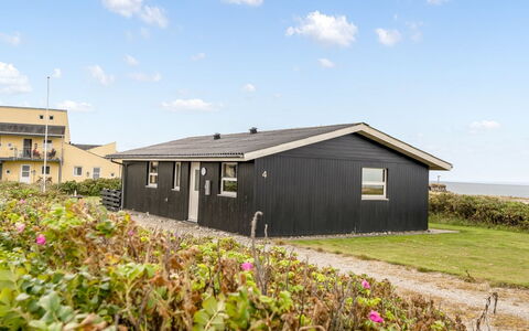 Fabiola - 200M from the Sea: Hütte, Hinterhof, Garten, Gartenbauten, Schuppen, Abstellgleis, Gartenmöbel, Blockhaus, Outdoor Struktur, Hütte