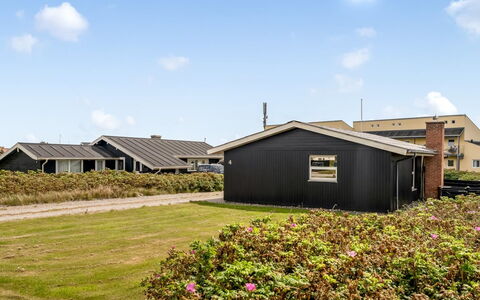 Fabiola - 200M from the Sea: Hütte, Hinterhof, Garten, Gartenbauten, Schuppen, Abstellgleis, Gartenmöbel, Blockhaus, Outdoor Struktur, Hütte