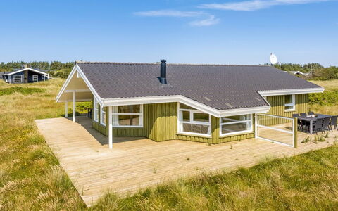 Katla - 400M from the Sea: Haus, Zuhause, Tür, Dach, Hütte, Estate, Garten, Schatten, Abstellgleis, Garten