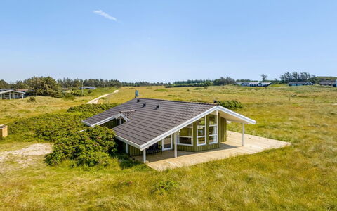 Katla - 400M from the Sea: Haus, Zuhause, Tür, Dach, Hütte, Estate, Garten, Schatten, Abstellgleis, Garten
