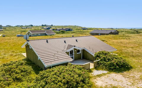 Katla - 400M from the Sea: Haus, Zuhause, Tür, Dach, Hütte, Estate, Garten, Schatten, Abstellgleis, Garten