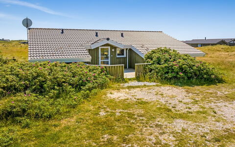 Katla - 400M from the Sea: Haus, Zuhause, Tür, Dach, Hütte, Estate, Garten, Schatten, Abstellgleis, Garten