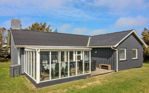 Hellin - 300M from the Sea: Gras, Dach, Haus, Abstellgleis, Zuhause, Hütte, Veranda, Grundstueck, Estate, Ground