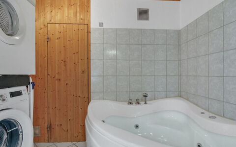Hellin - 300M from the Sea: Flooring, Interior Design, Fussboden, Armatur, Decke, Badewanne, Badezimmer, Zimmer, Installation, Beleuchtung