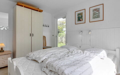 Hellin - 300M from the Sea: Möbel, Bett, Schlafzimmer, Interior Design, Bedding, Bettdecke, Holz, Decke, Zimmer, Flooring