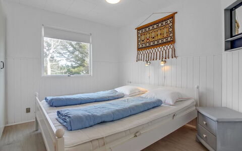 Hellin - 300M from the Sea: Flooring, Fussboden, Holz, Schlafzimmer, Interior Design, Bett, Decke, Möbel, Zimmer, Bedding
