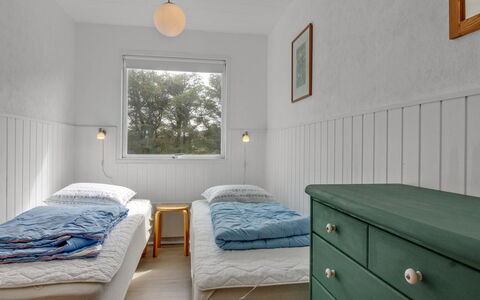 Hellin - 300M from the Sea: Wand, Schlafzimmer, Bett, Holz, Interior Design, Decke, Flooring, Fussboden, Bedding, Bettdecke