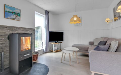 Hellin - 300M from the Sea: Flooring, Holz, Möbel, Fussboden, Interior Design, Wohnzimmer, Fernsehen, Haushaltsgerät, Zimmer, Couch
