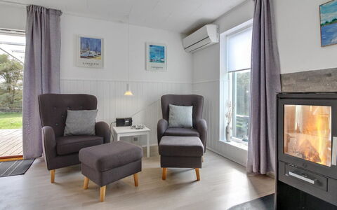 Hellin - 300M from the Sea: Möbel, Flooring, Interior Design, Fussboden, Holz, Wohnzimmer, Zimmer, Couch, Fernsehen, Decke