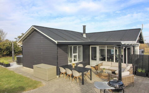 Jespar - 300M from the Sea: Haus, Zuhause, Tür, Dach, Hütte, Estate, Garten, Schatten, Abstellgleis, Garten