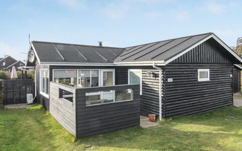 Jespar - 300M from the Sea: Haus, Zuhause, Tür, Dach, Hütte, Estate, Garten, Schatten, Abstellgleis, Garten