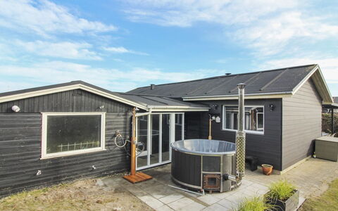 Jespar - 300M from the Sea: Haus, Zuhause, Tür, Dach, Hütte, Estate, Garten, Schatten, Abstellgleis, Garten