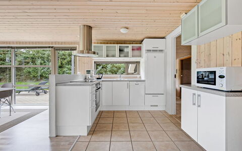 Into - 400M from the Sea: Küche, Countertop, Küchengerät, Flooring, Interior Design, Holz, Decke, Major Appliance, Fussboden, Cabinetry