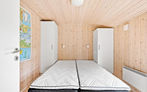 Into - 400M from the Sea: Holz, Flooring, Fussboden, Schlafzimmer, Interior Design, Decke, Zimmer, Bett, Bedding, Holzbeize