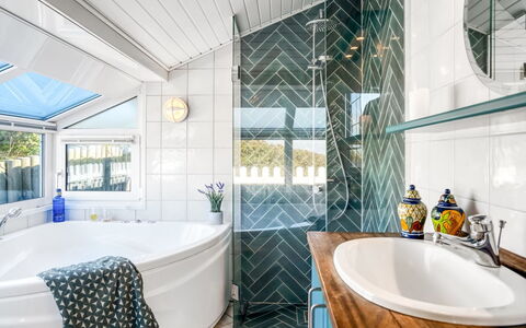 Ineke - 295M from the Sea: Armatur, Interior Design, Flooring, Zuhause, Badezimmer, Zapfhahn, Decke, Installation, Fliese, Badewanne