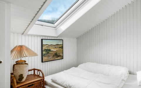 Ineke - 295M from the Sea: Holz, Decke, Interior Design, Fussboden, Schlafzimmer, Flooring, Möbel, Bett, Zimmer, Bedding