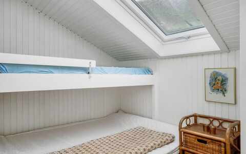 Ineke - 295M from the Sea: Holz, Interior Design, Schlafzimmer, Decke, Fussboden, Bett, Flooring, Linens, Möbel, Zimmer