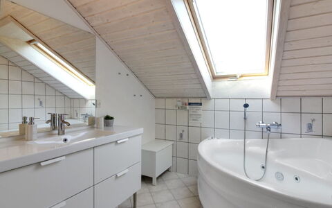 Lothen - 500M from the Sea: Armatur, Flooring, Sinken, Interior Design, Badezimmer, Decke, Zapfhahn, Fussboden, Installation, Badezimmerschrank
