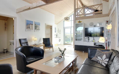 Lothen - 500M from the Sea: Interior Design, Decke, Couch, Wohnzimmer, Möbel, Fussboden, Flooring, Zuhause, Zimmer, Stuhl