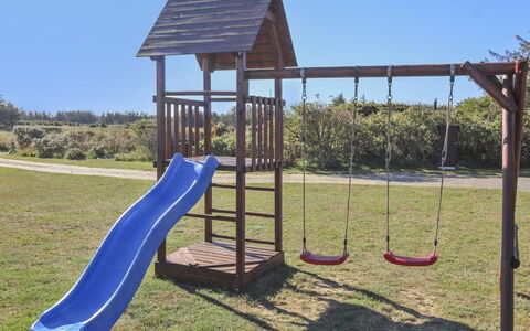 Lothen - 500M from the Sea: Spielmittel, Spielplatz Rutsche, Öffentlicher Raum, Rutsche, Spielplatz, Garten, Rasen, Schwingen, Schatten, Garten