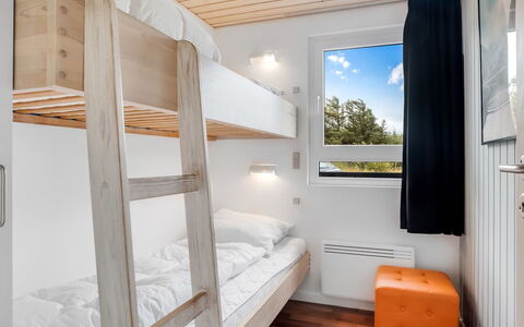 Bengta - 200M from the Sea: Schlafzimmer, Bett, Bedding, Bettdecke, Etagenbett, Bettrahmen, Kissen, Dekokissen, Wohnheim, Holzbeize