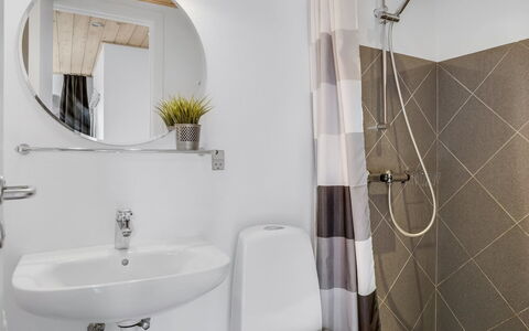 Bengta - 200M from the Sea: Interior Design, Wand, Flooring, Fussboden, Decke, Armatur, Textil, Möbel, Badezimmer, Zimmer
