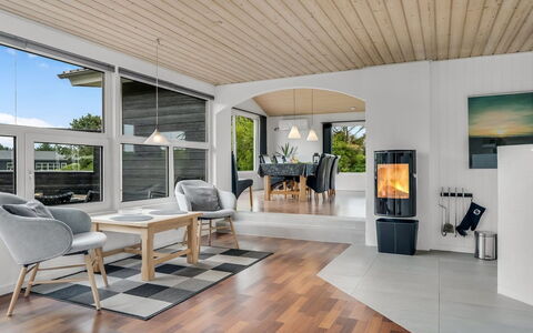 Bengta - 200M from the Sea: Möbel, Flooring, Interior Design, Fussboden, Holzboden, Holz, Decke, Wohnzimmer, Stuhl, Couch
