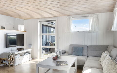Ingemar - 100M from the Sea: Holz, Flooring, Interior Design, Fussboden, Möbel, Decke, Couch, Wohnzimmer, Zuhause, Holzboden