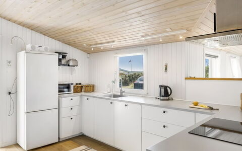 Ingemar - 100M from the Sea: Küche, Holz, Flooring, Countertop, Küchengerät, Major Appliance, Interior Design, Decke, Cabinetry, Fussboden