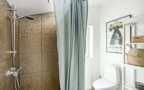 Ingemar - 100M from the Sea: Interior Design, Badezimmer, Duschvorhang, Flooring, Vorhang, Armatur, Fussboden, Textil, Toilette, Installation